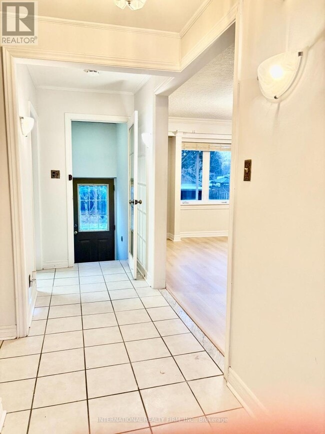 Photo - 397 Centre St E