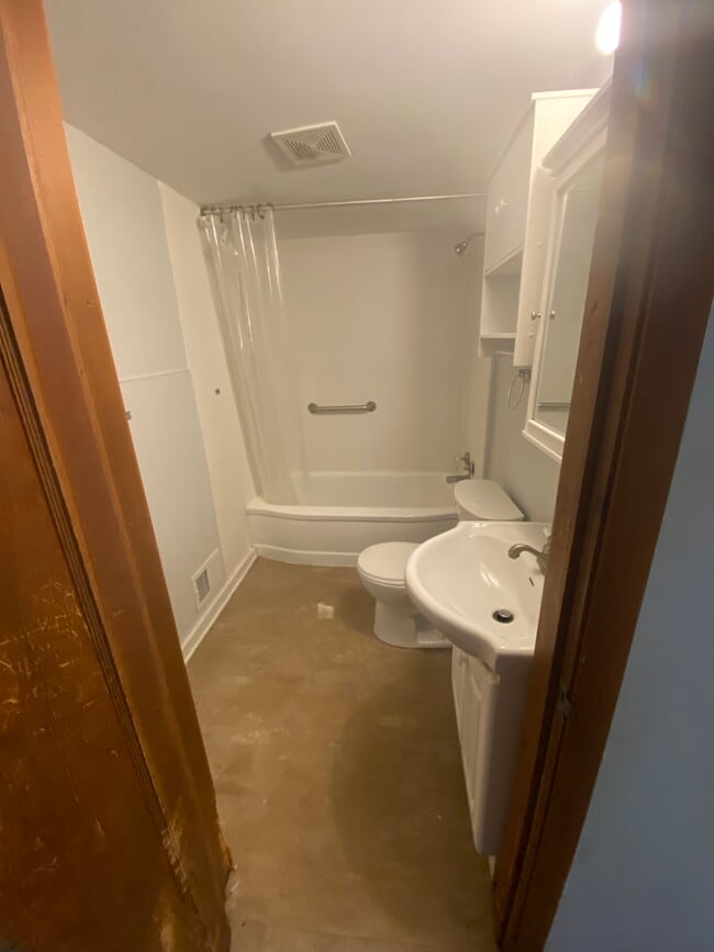 up bath - 1032 Adams St