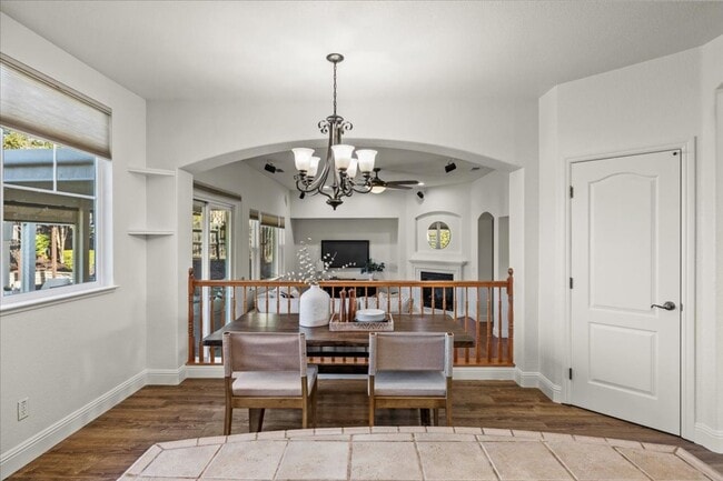 Photo - Elegant & Spacious 4 Bedroom Home Near Fol...