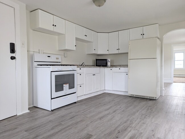 Building Photo - 171 E Ridge st Unit Apt B
