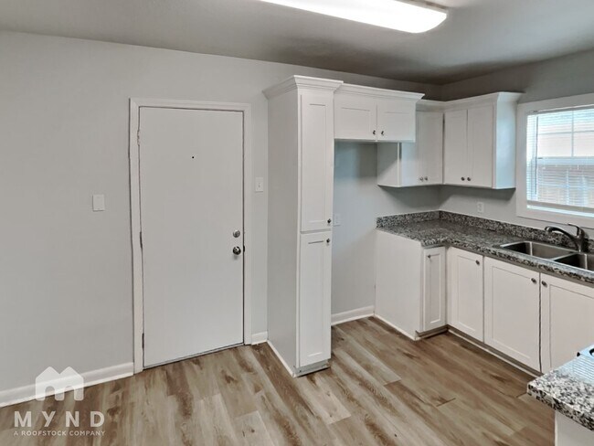 Photo - 4402 Mistletoe Dr