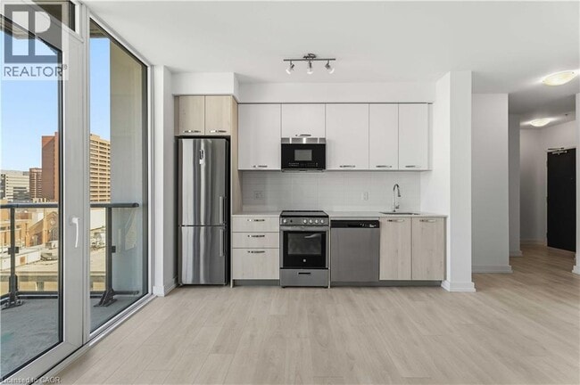 Photo - 75 James St S Unit 1025