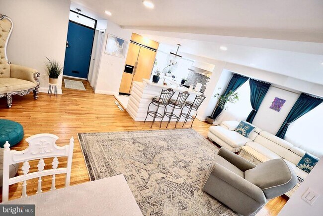 Photo - 701 Lombard St