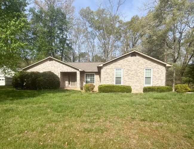 Building Photo - 3-Bedroom Home in Cookeville with Sunroom, Fireplace & Fire Pit Area