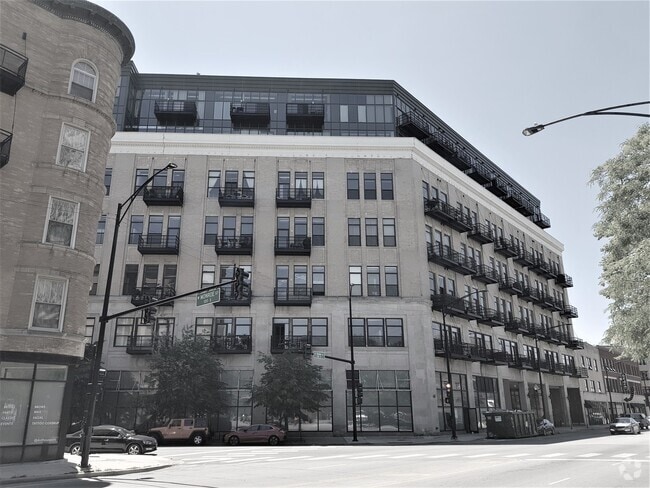 Building Photo - 1645 W Ogden Ave Unit 805 Rental