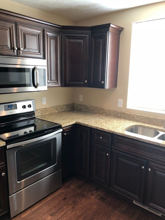 Building Photo - Newer Construction Excellent Family Neighborhood
