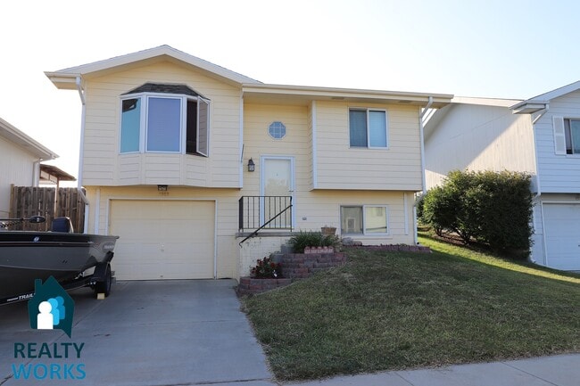 Lovely 2 Bedroom Split Level Home in NW Li... - Lovely 2 Bedroom Split Level Home in NW Li...