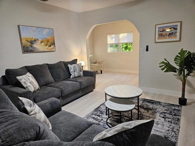 Photo - 719 Briggs St