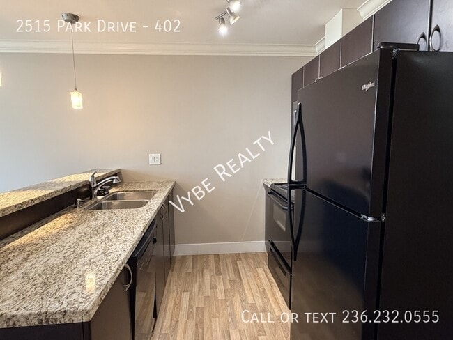 Building Photo - Top Floor - 2 Parking Spots and Pet Friendly Unit 402