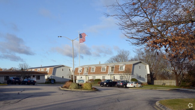 Photo - Quaker Estates