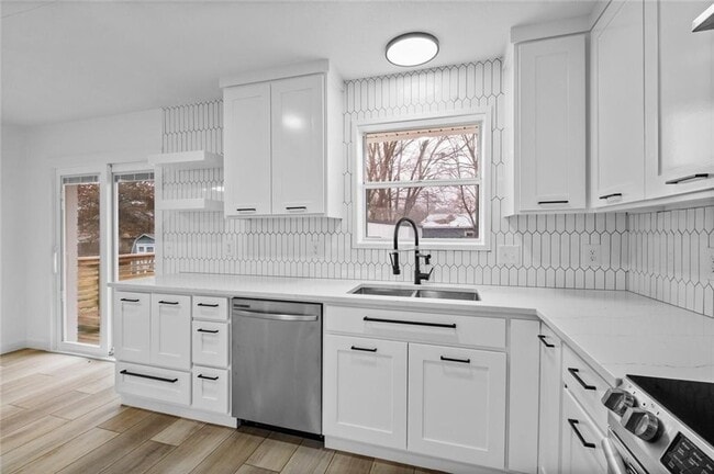 Photo - 2205 Douglas St