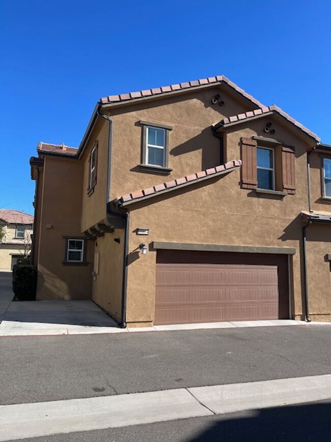 Two-story home in family-friendly Vista Be... - Two-story home in family-friendly Vista Be...