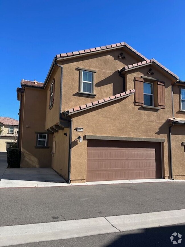 Building Photo - Two-story home in family-friendly Vista Be...