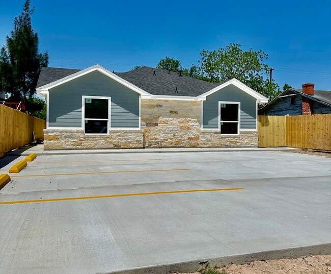 Ample parking space - 1105 E Madison Ave Unidad A AND B