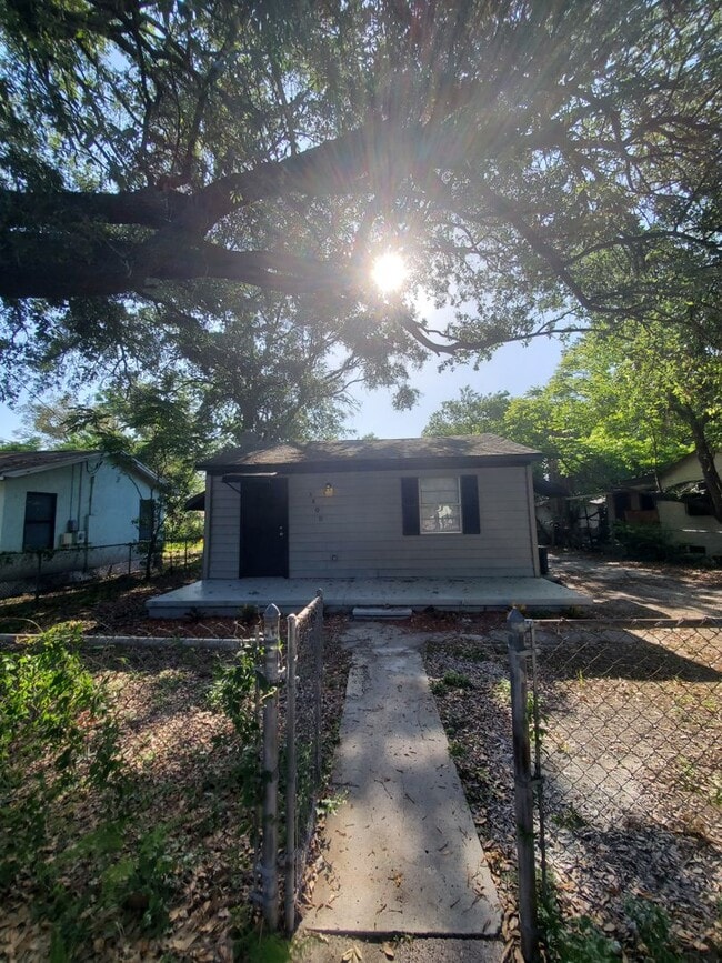Building Photo - Cute & Cozy 2 Bedroom Cottage in Tampa $1550 Move in July 1 2026