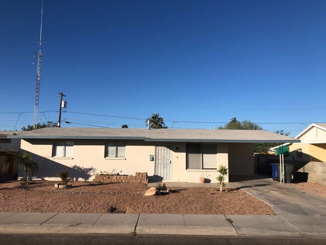 Building Photo - 2714 S La Cruz Ave