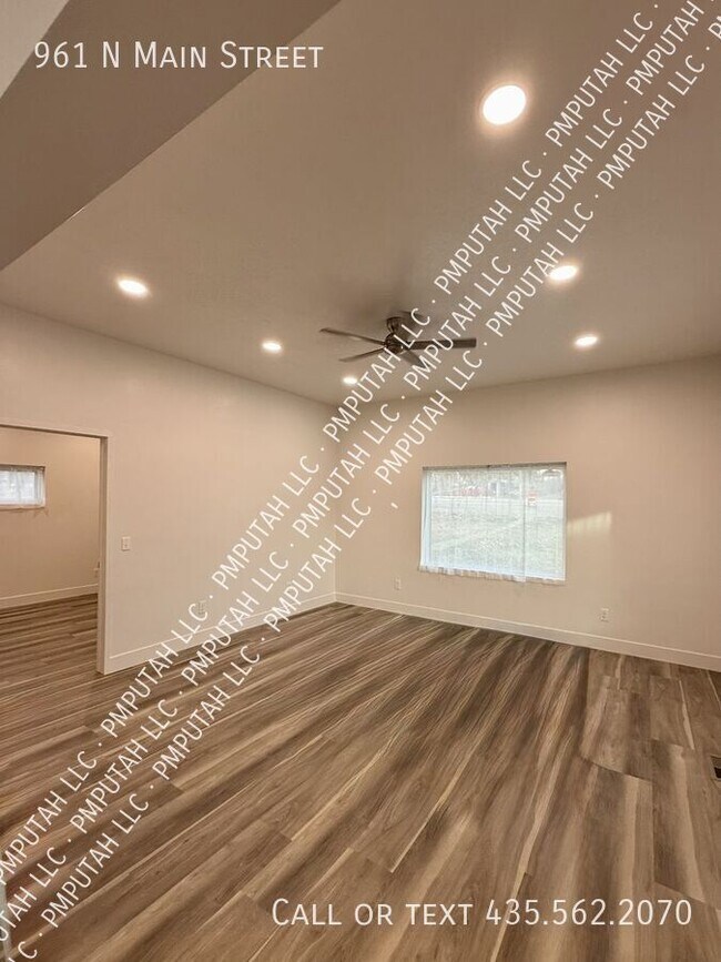 Photo - 961 N Main St