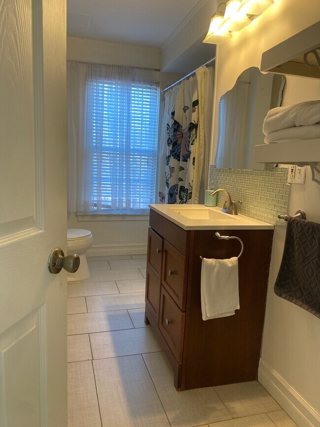 Bath - 10 Pine St Unit Stunning