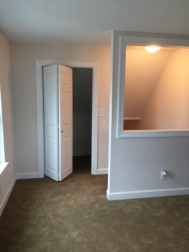 Building Photo - 1369 Saint Clair Ave Unit Upper