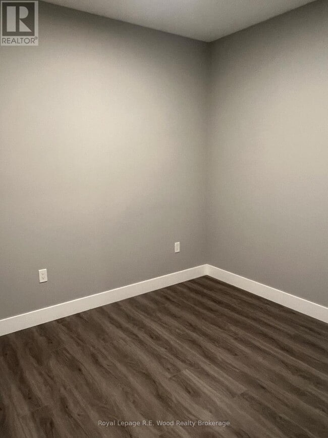 Photo - 335 John St S