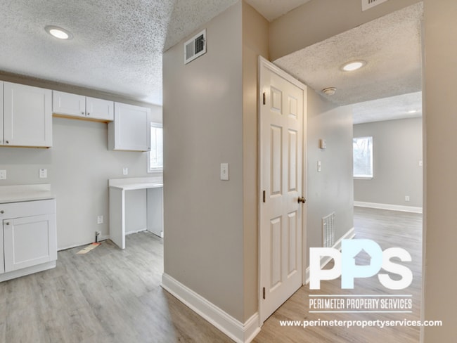 390 W Lake Ave NW