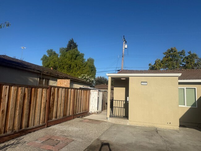 1990 Bowers Ave