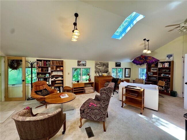 Photo - 333 Colebrook Dr