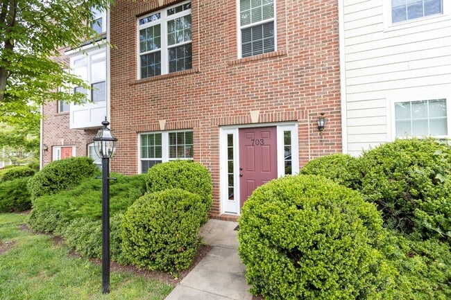 Building Photo - 703 Rainier Rd