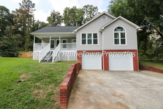 Building Photo - Spacious house close to town