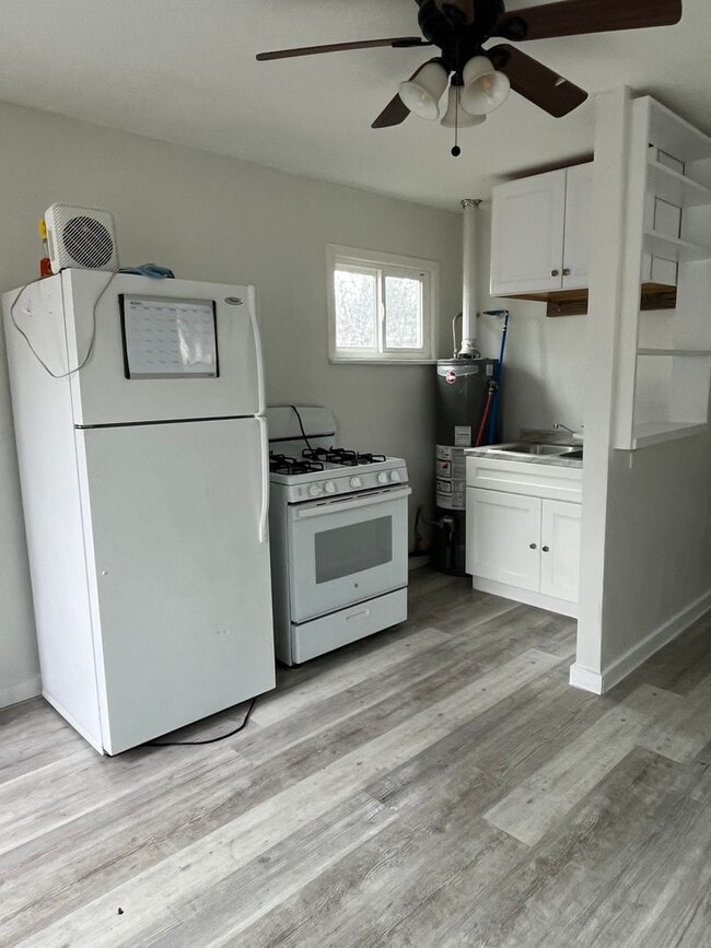 Photo - Nice studio for rent in tree streets!