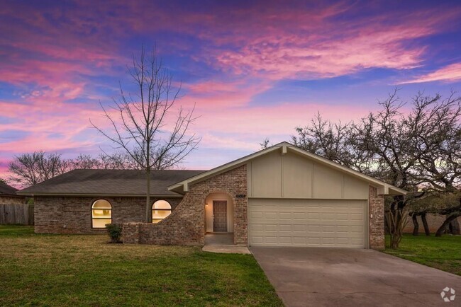 Building Photo - 2503 Versailles Dr Rental