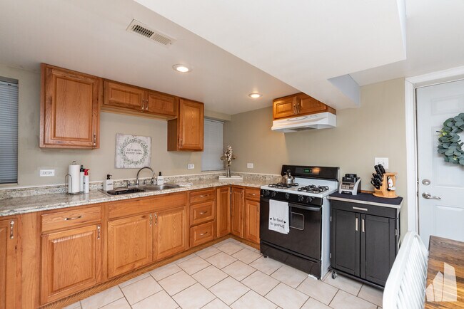Photo - 1332 W Barry Ave Unidad G