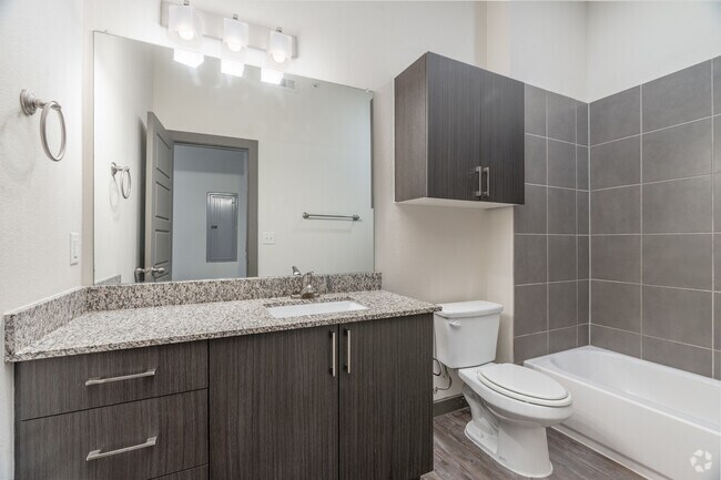 1 habitación, 1 baño - 705 pies cuadrados - Baño - East End Lofts at the Railyard