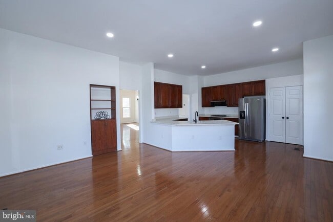 Photo - 47699 Whirlpool Square