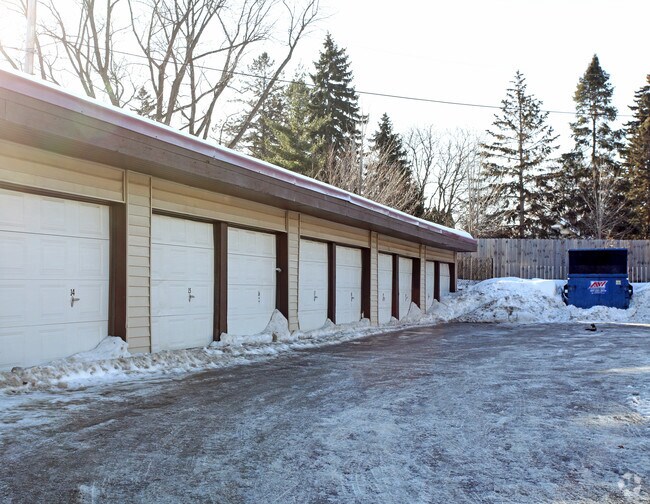 Photo - 966-976 Robert St S