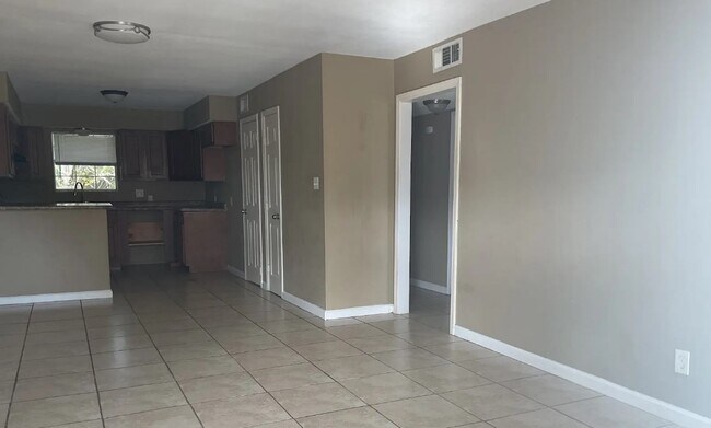 Photo - 1502 Oleander