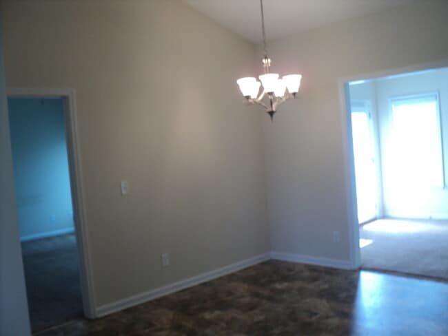 Building Photo - Great 3 Bedroom 2 Bath Located in the Rive...