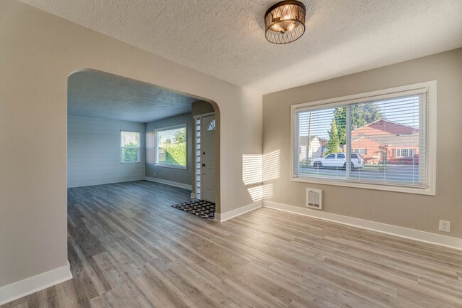 Photo - 2908 Hemlock St