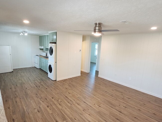 Building Photo - Newly Renovated 2 bedroom, 1 bathroom Apartment on Panama City Beach