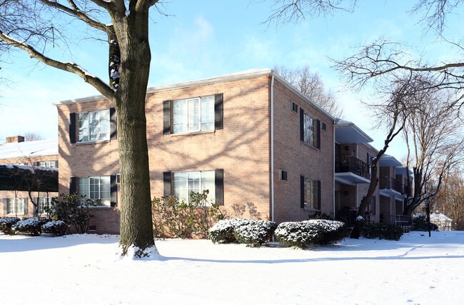 Photo - Country Club Manor