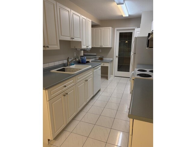 Photo - 15550-15526 26 Ave