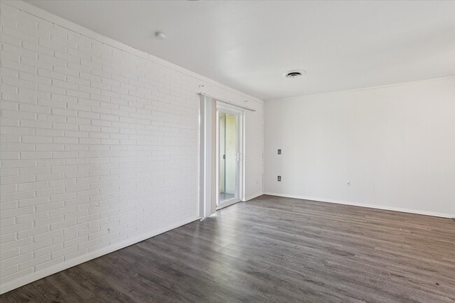 Photo - 660-672 Flint Rd