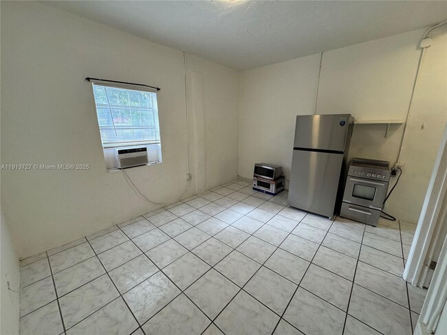 Building Photo - 2549 NE 190th St Unit 3