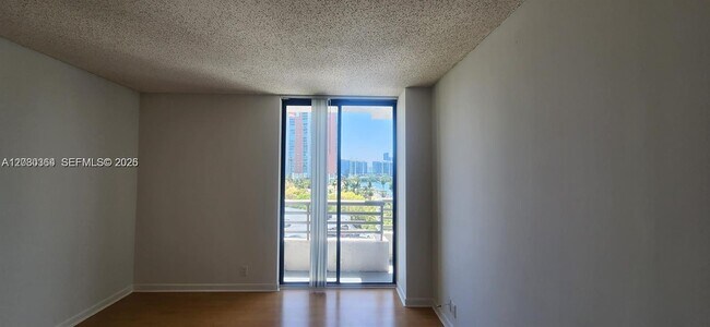 Photo - 3300 NE 191st St Unidad 818