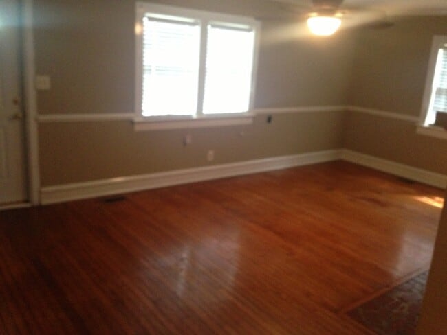 Photo - 818 E 9th St