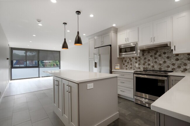 Building Photo - Updated One Bedroom in Great Cap Hill Location Unit 212