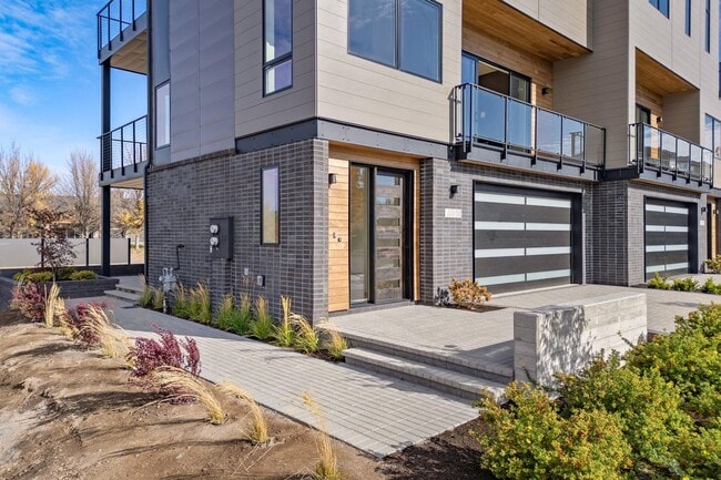 Photo - 4Bed 3.5 Bath - Views - Studio