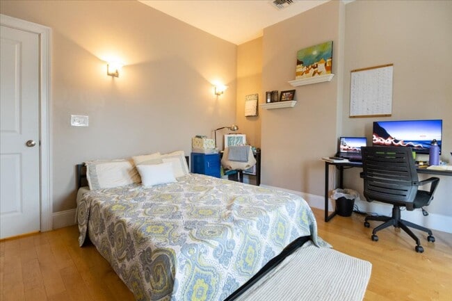 Photo - 2Br/1.5Bth in a convenient location! Laundry iN UNIT! NO BROKER FEE!