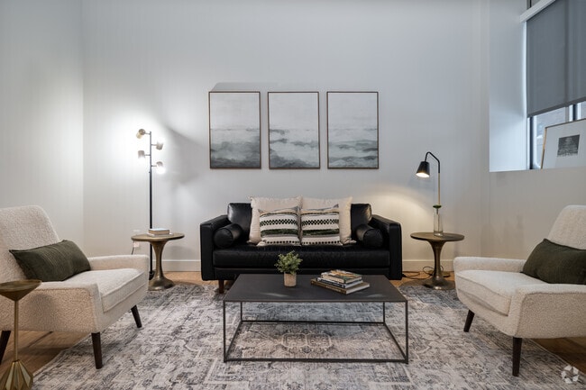 1BR, 1BA - 642SF - Living Room - H