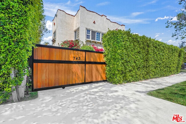 Building Photo - 741 N Las Palmas Ave Rental